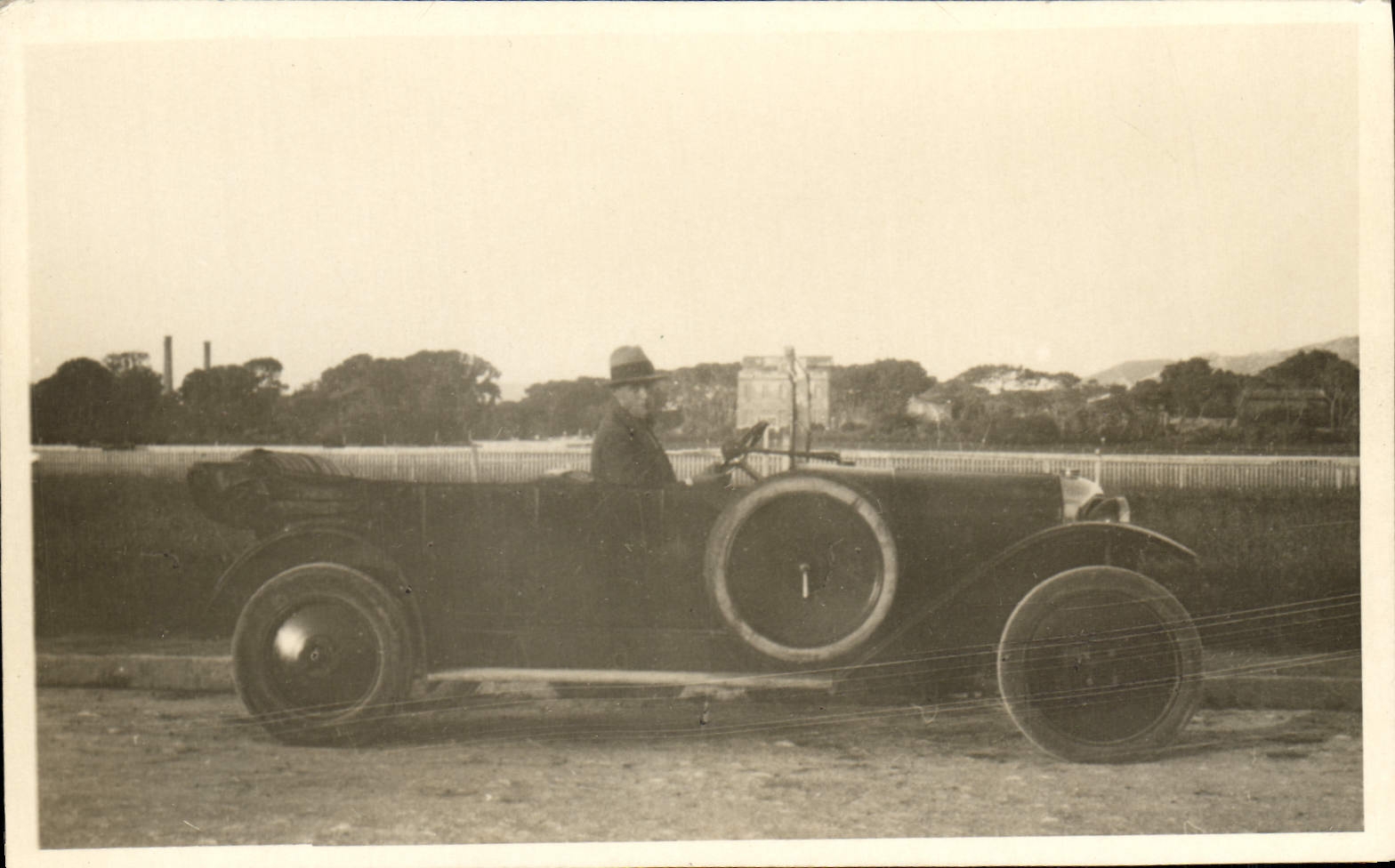 Automobile ancienne — conducteur en chapeau — éditeur CPAPHIL, n° 18