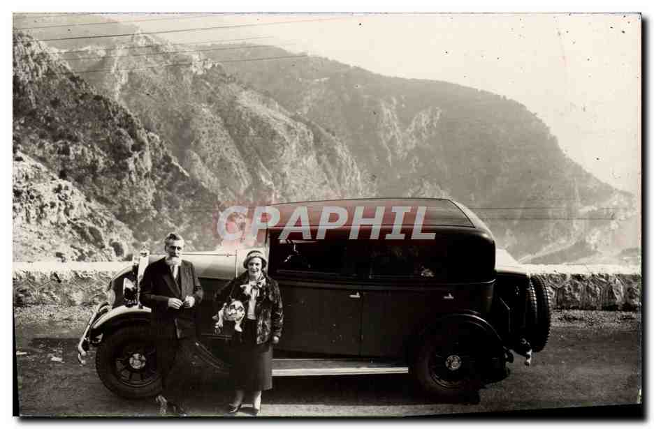 Un couple devant une voiture ancienne — Le Belvedere d'Èze (A.M.) alt. 505 — Carte postale