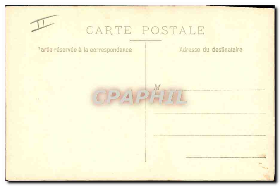 Deux hommes devant une voiture ancienne — route forestière — éditeur non visible — Reverso