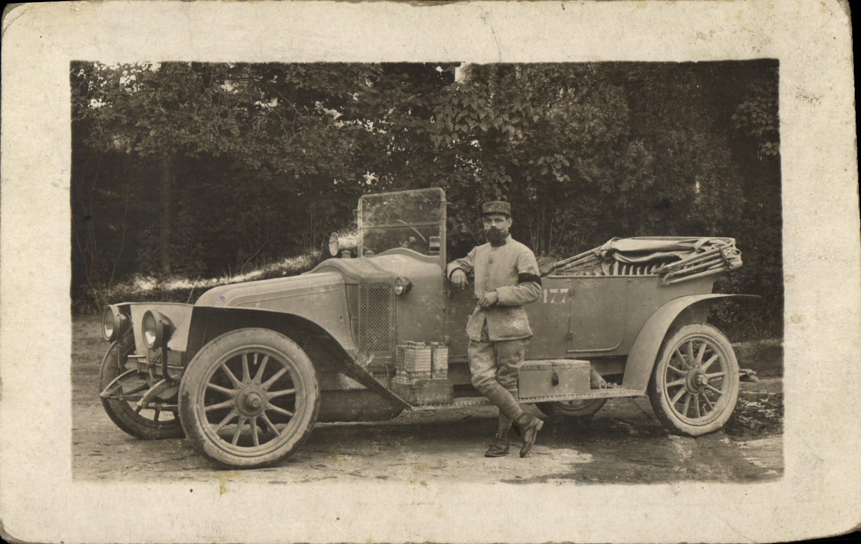 CARTE PHOTO Automobile Militaria Soldat