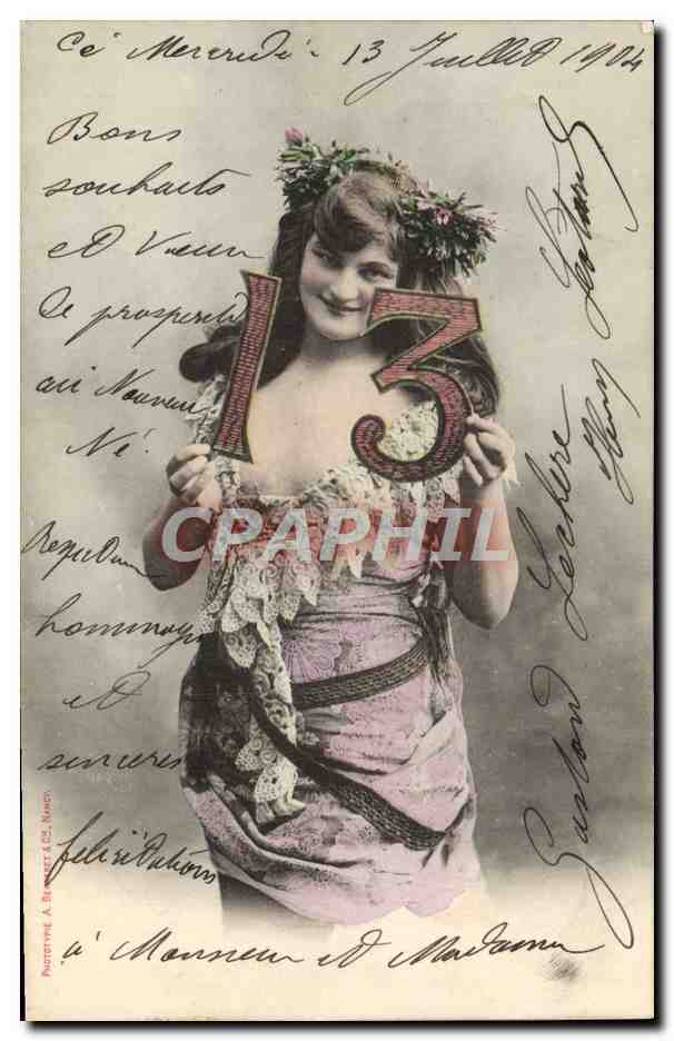 Donna in abito rosa che tiene il numero 13 — Prospérité — Fototipia A. BERNET & Cie, Nancy