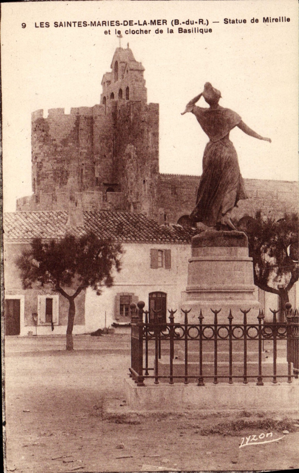 Les Saintes-Maries-de-la-Mer — Statue de Mireille et le clocher de la Basilique — Iyzon