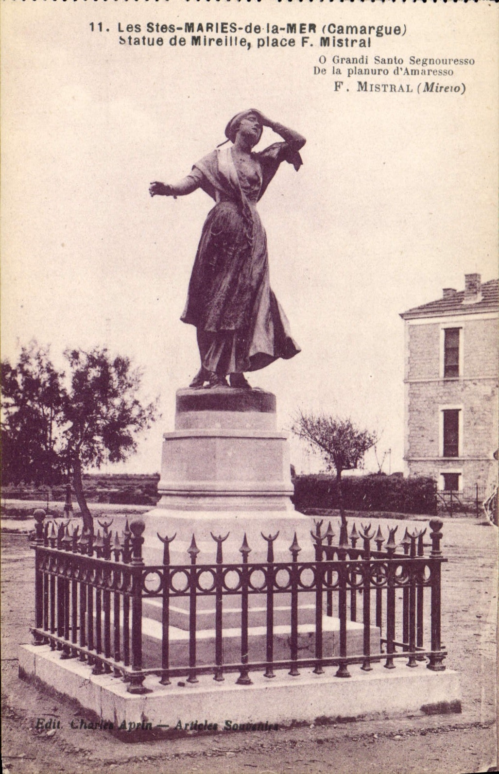 Les Saintes-Maries-de-la-Mer (Camargue) — Statue de Mireille, place F. Mistral — Edit. Charles Aprin