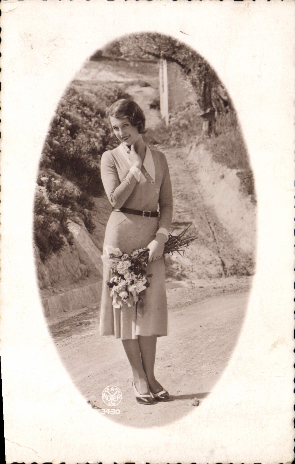 Jeune femme en robe — paysage rural — Noyer n°3430
