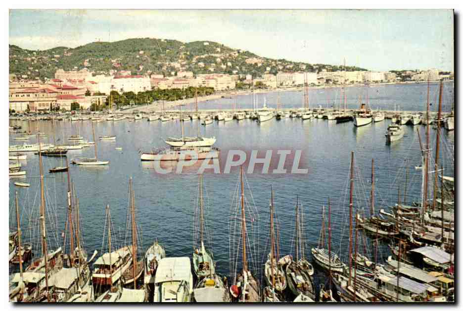 CPM Cannes Un coin du port Dans le fond la promenade de la Croisette
