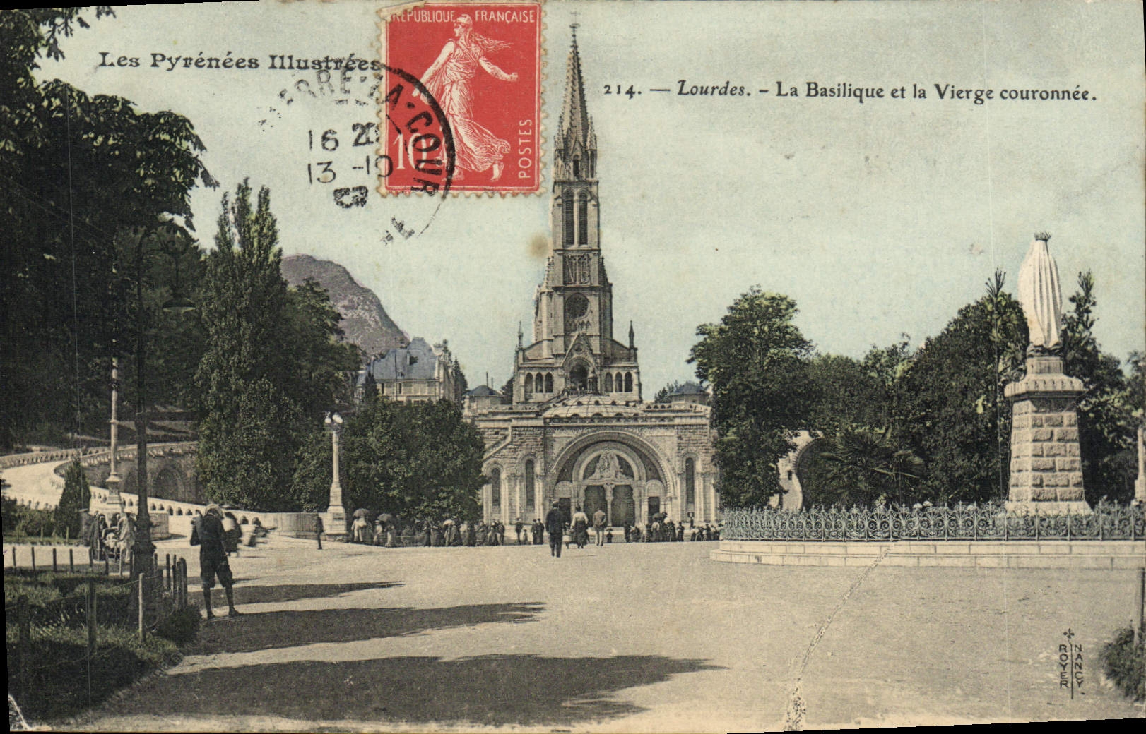 CPA Lourdes La basilique et la vierge couronnee