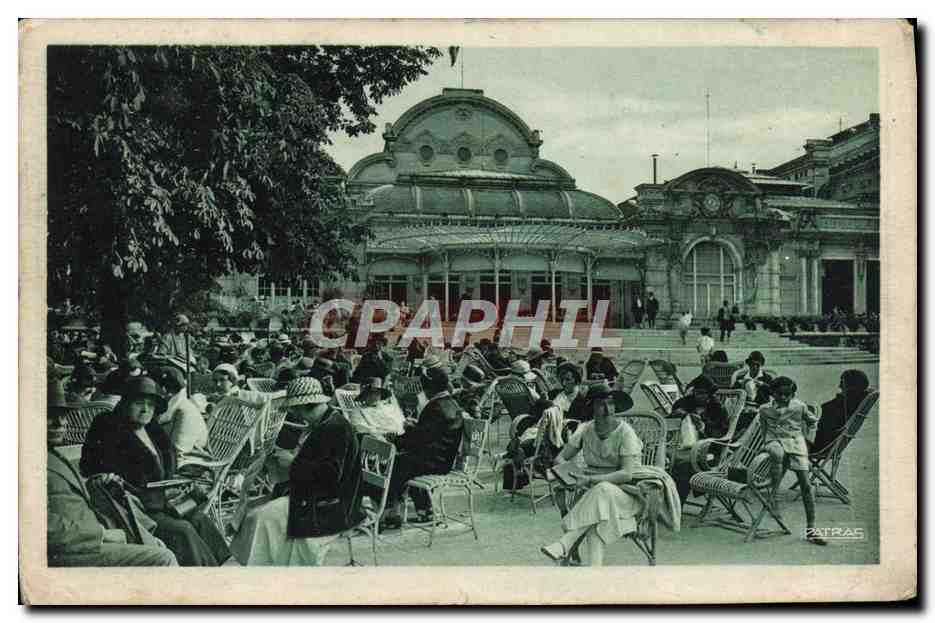 CPA Vichy Devant le casino