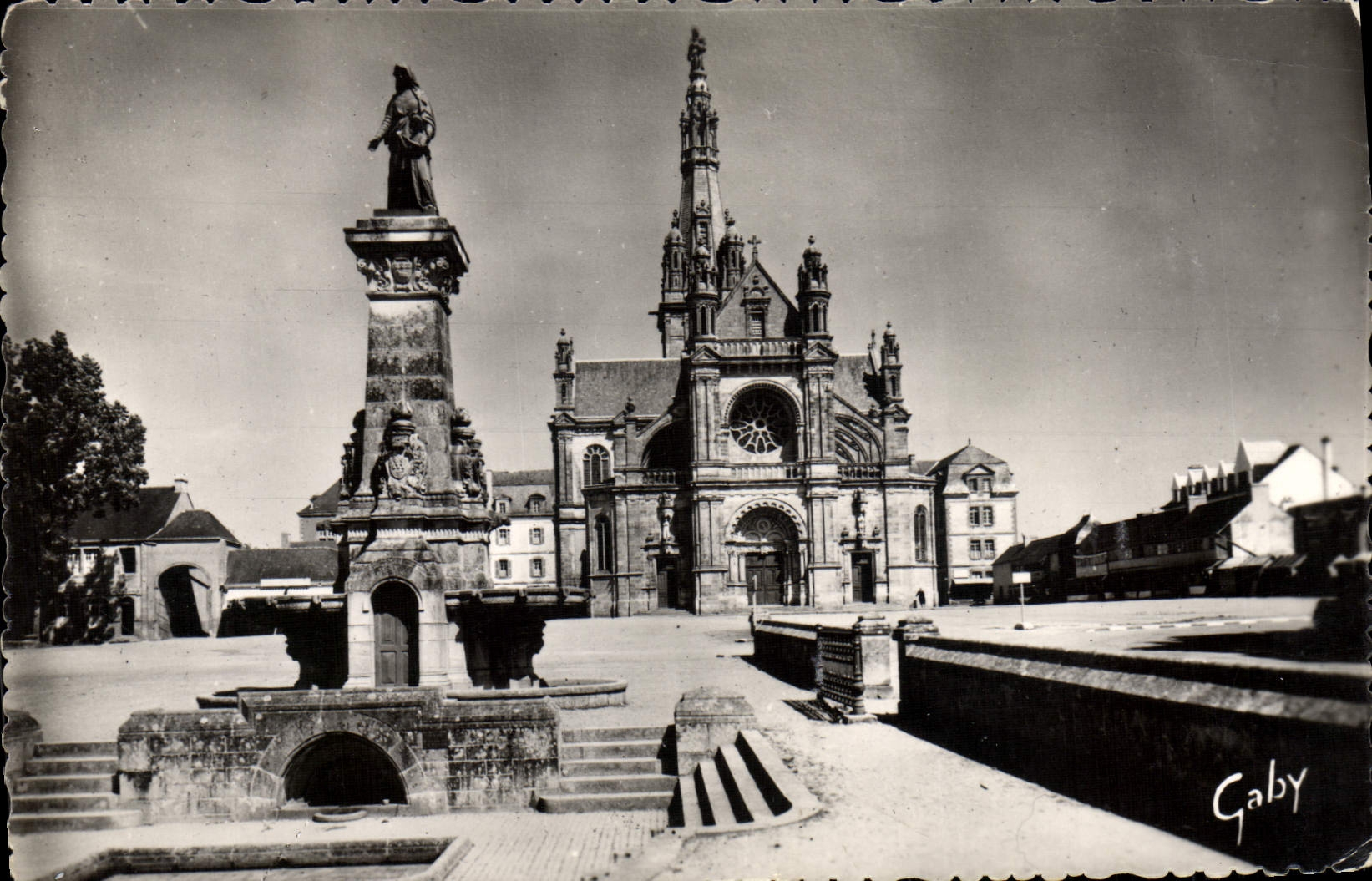 CPM Sainte Anne d'Auray La fontaine et la basilique