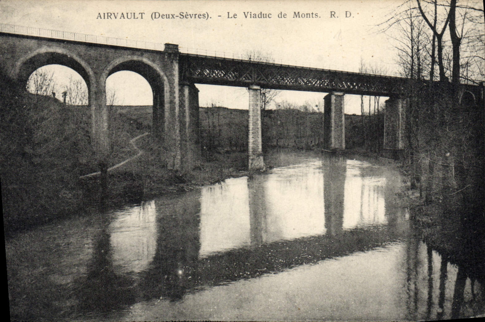 CPA Airvault Le viaduc de Monts