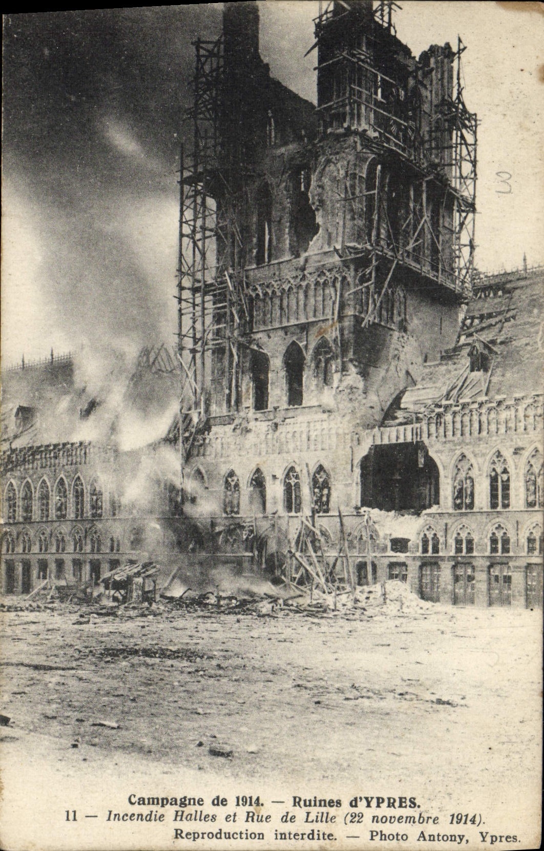 CPA Campagne De Ruines D'Ypres Incendie Halles et rue de Lille 