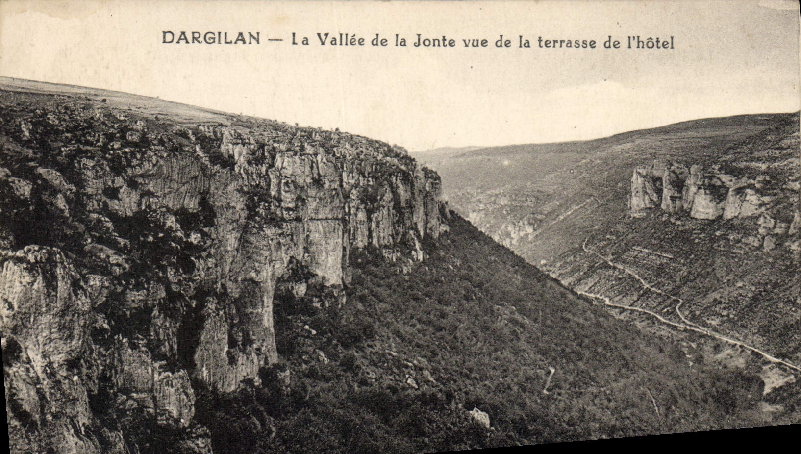 Dargilan — La Vallée de la Jonte vue de la terrasse de l'hôtel