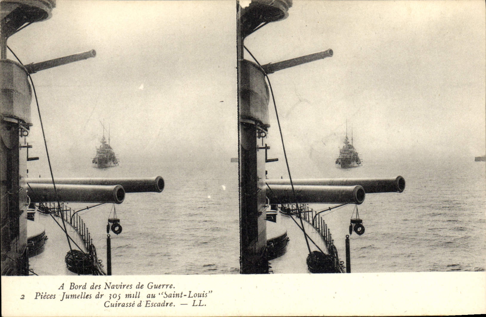 CPA Bateau A bord des navires de guerre Pieces jumelles du 305 mill au Saint Louis Cuirasse et escadre 