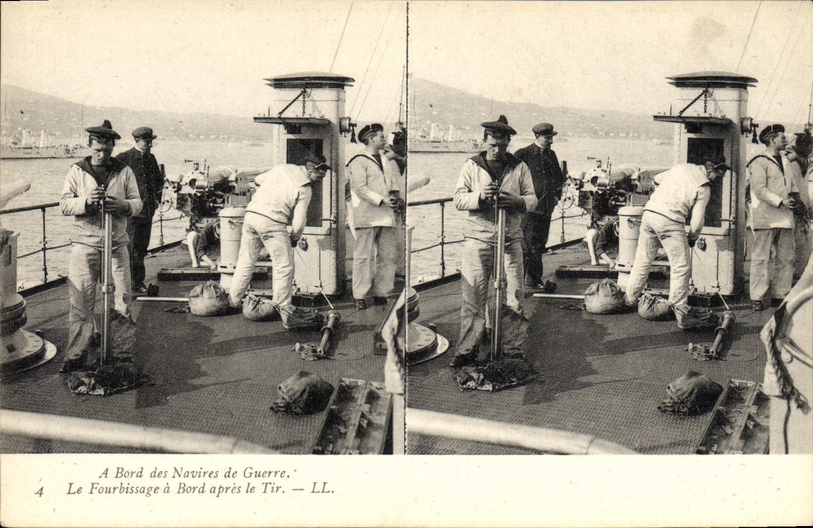 CPA Bateau A bord des navires de guerre Le fourbissage a bord apres le tir