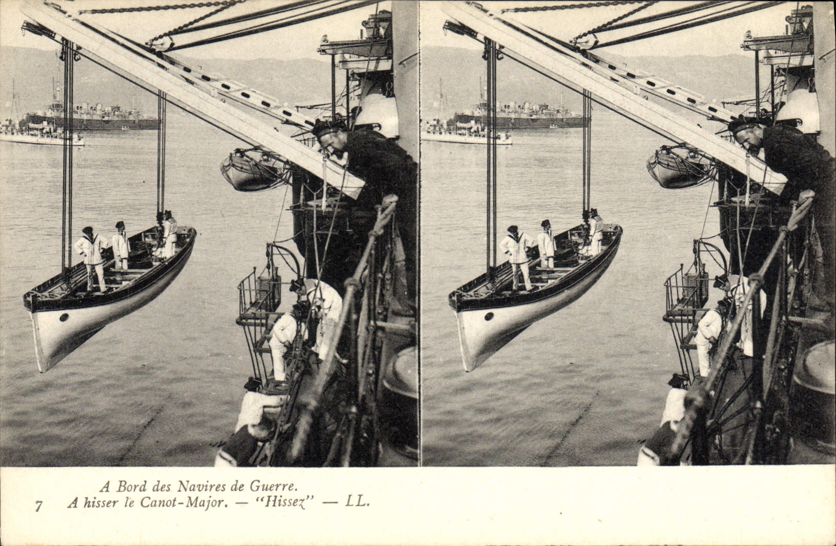 CPA Bateau A bord des navires de guerre A hisser le canot major Hissez