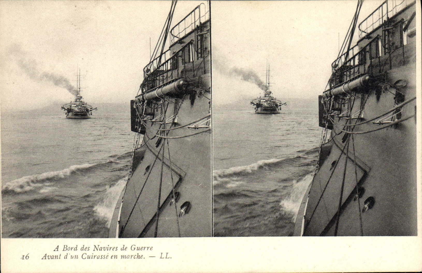 CPA Bateau A bord des navires de guerre Avant d'un cuirasse en marche 