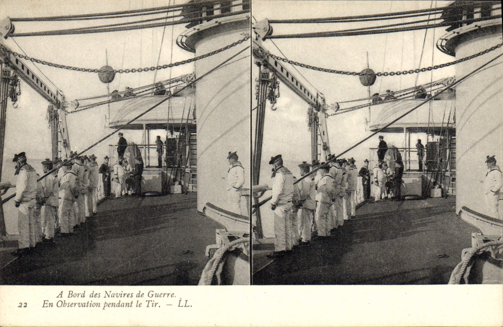 CPA Bateau A bord des navires de guerre En observation pendant le tir