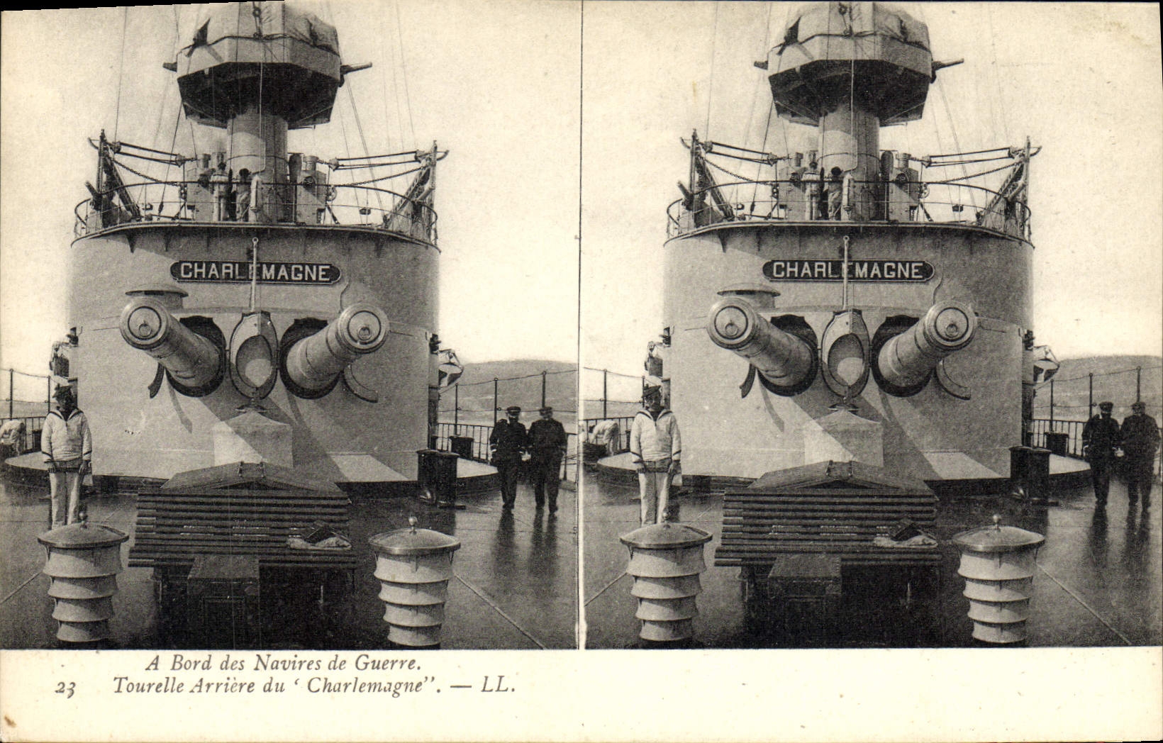 CPA Bateau A bord des navires de guerre Tourelle arriere du Charlemagne 
