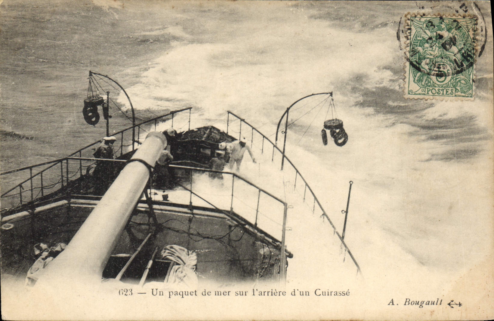 CPA Bateau Un paquet de mer sur l'arriere d'un cuirasse