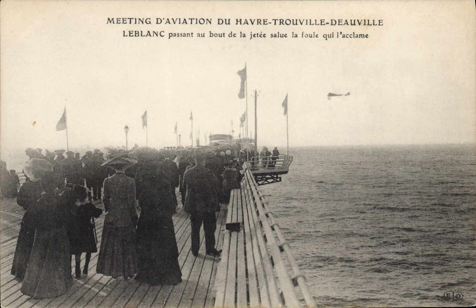 CPA Avion Aviation Meeting d'aviation du Havre Trouville Deauville Leblanc passant au bout de la jetee salue la foule 