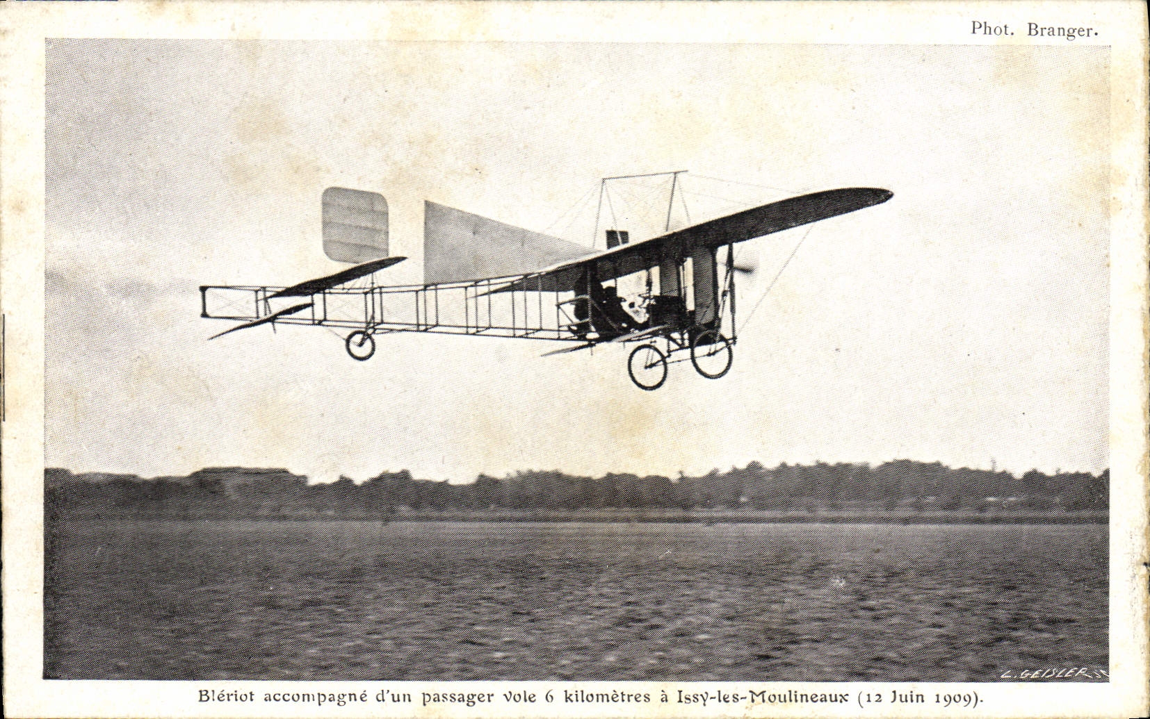 Blériot accompagné d'un passager vole 6 kilomètres à Issy-les-Moulineaux — 12 Juin 1909 — Phot. Branger