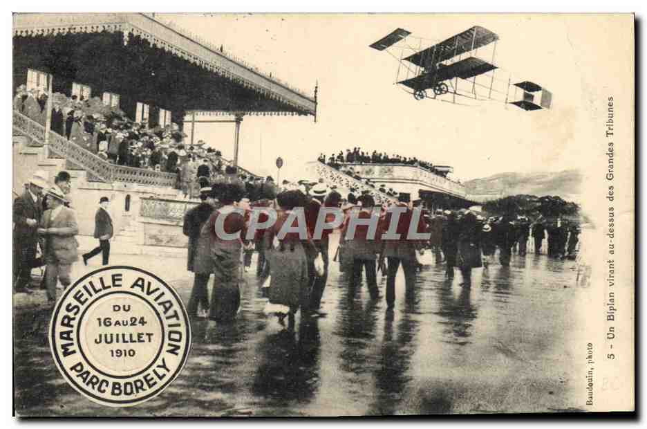 CPA Avion Aviation Un biplan virant au dessus des grandes Tribunes Marseille Parc Borely 