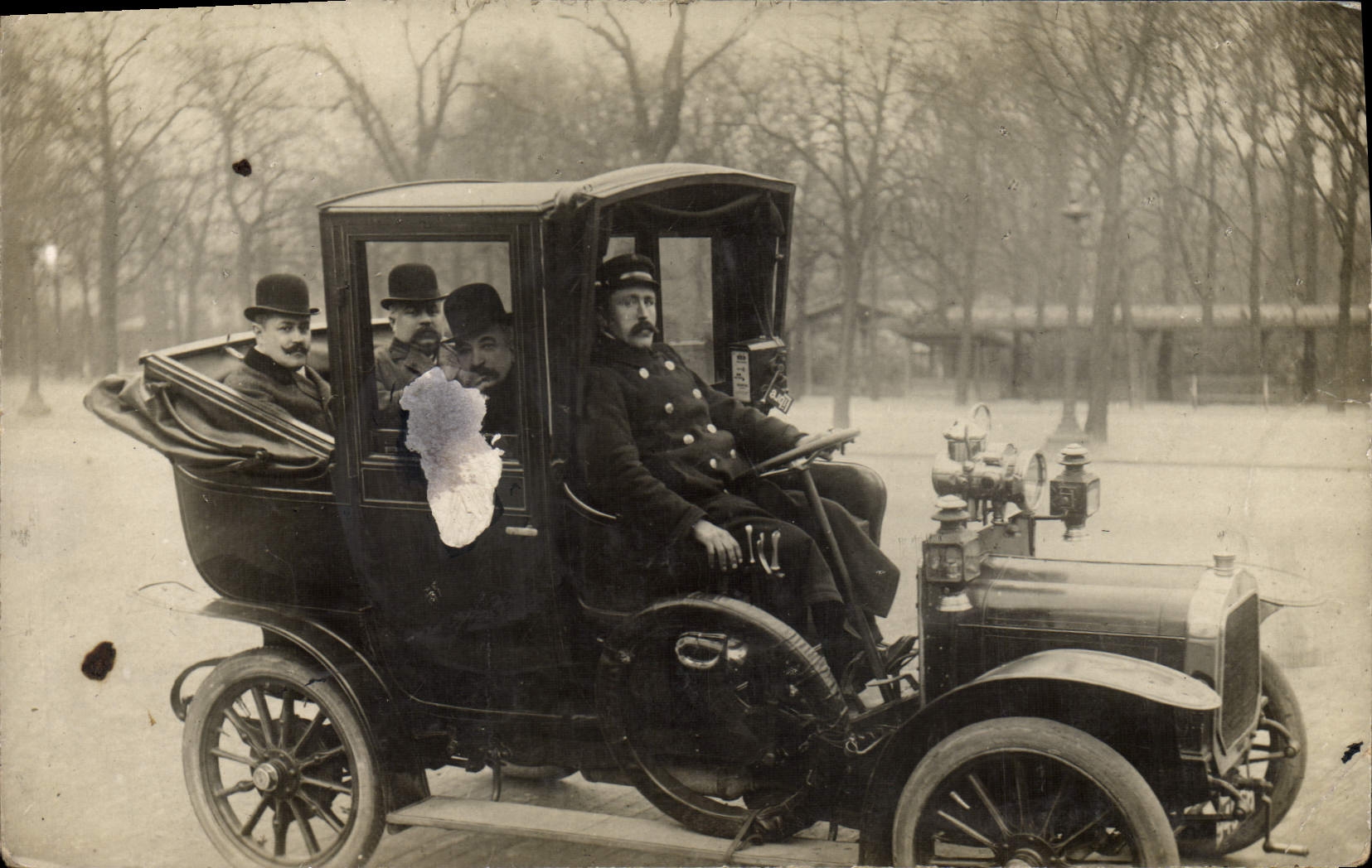 Trois hommes dans une voiture ancienne — scène enneigée — éditeur CPAPHIL, n° de série non lisible