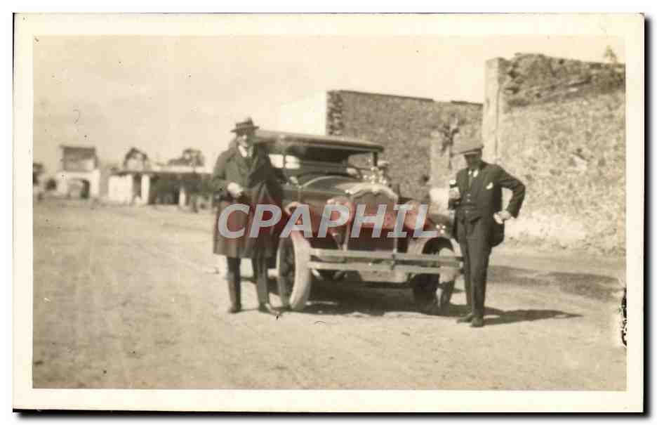 Deux hommes près d'une voiture ancienne — éditeur CPAPHIL, n° de série non visible