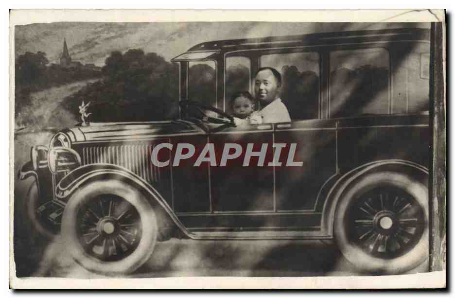 Famille dans une voiture ancienne — paysage rural en arrière-plan — éditeur non identifié