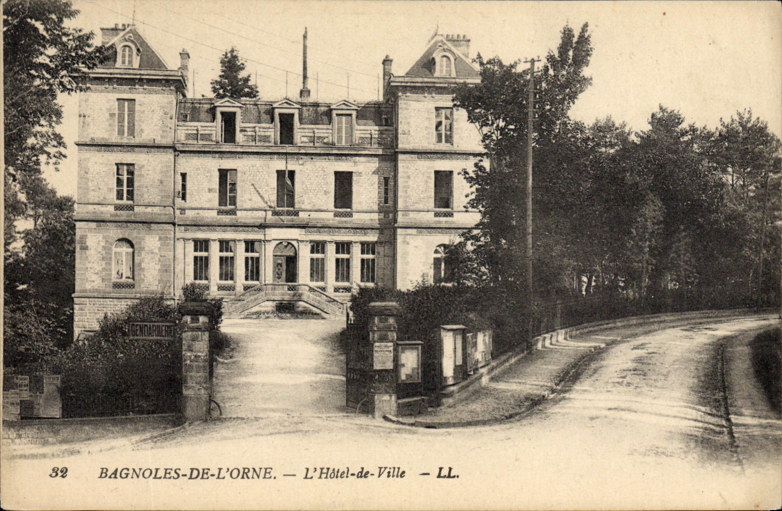 CPA Bagnoles de l'Orne L'hotel de ville 