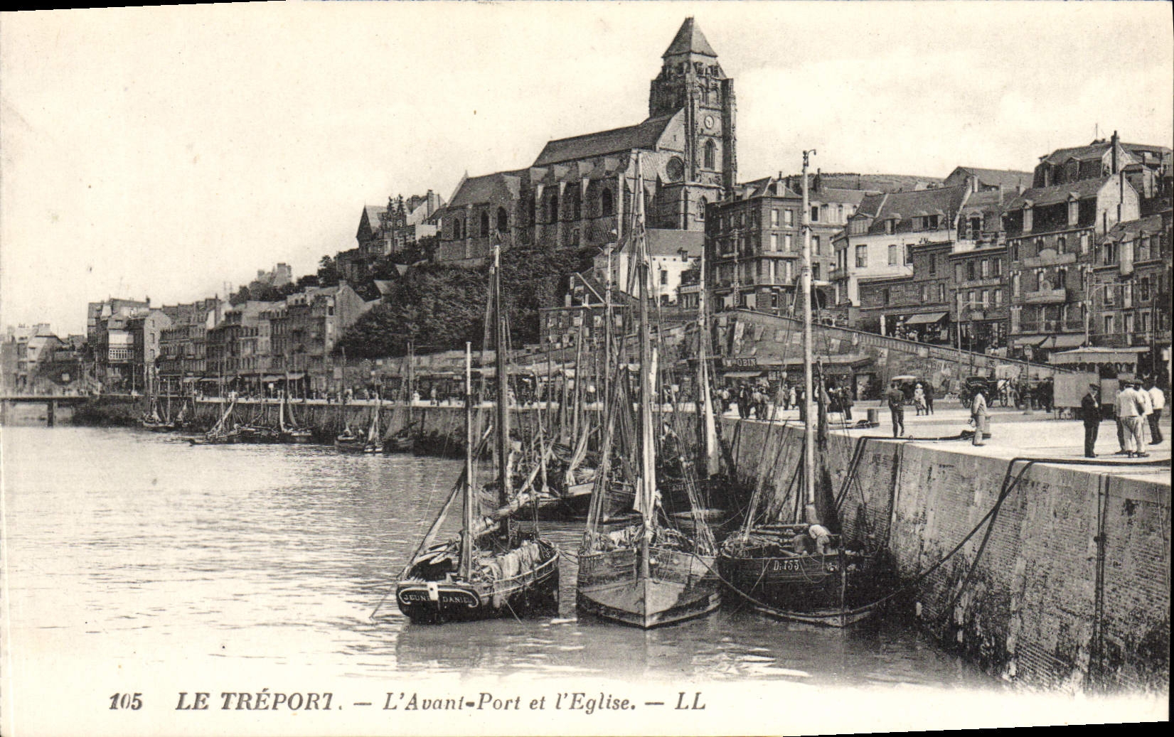 CPA Le Treport L'Avant Port Et L'Eglise Bateaux