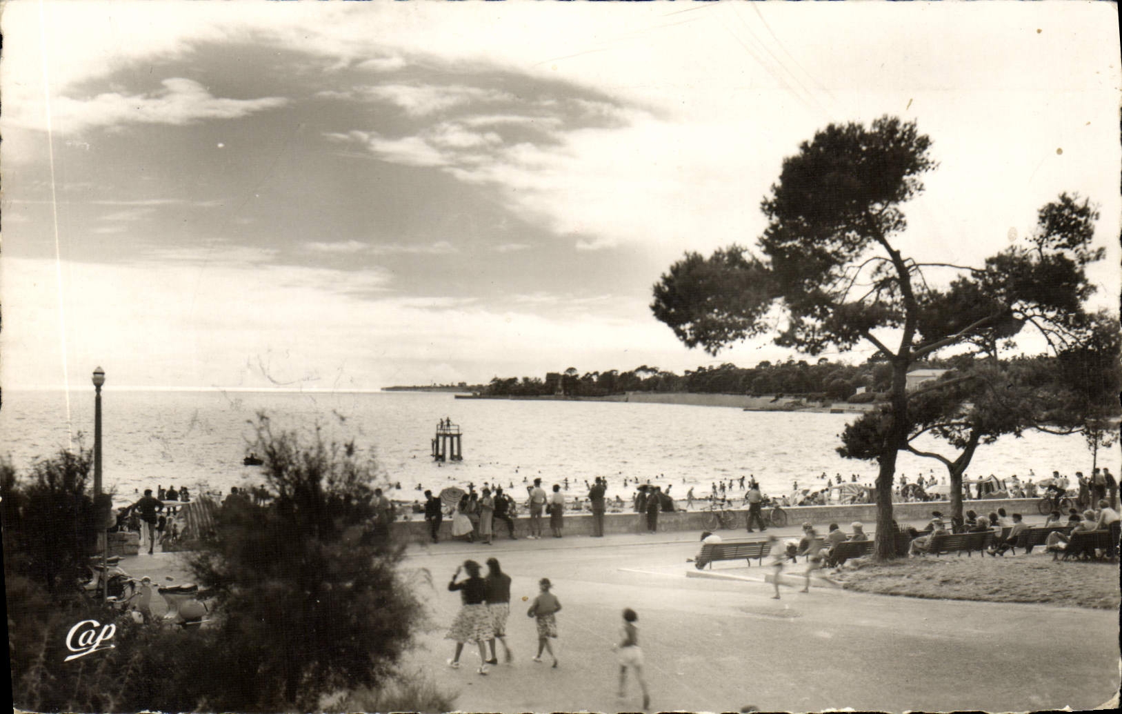 Cap d'Antibes — vue de la plage et du port — Cap