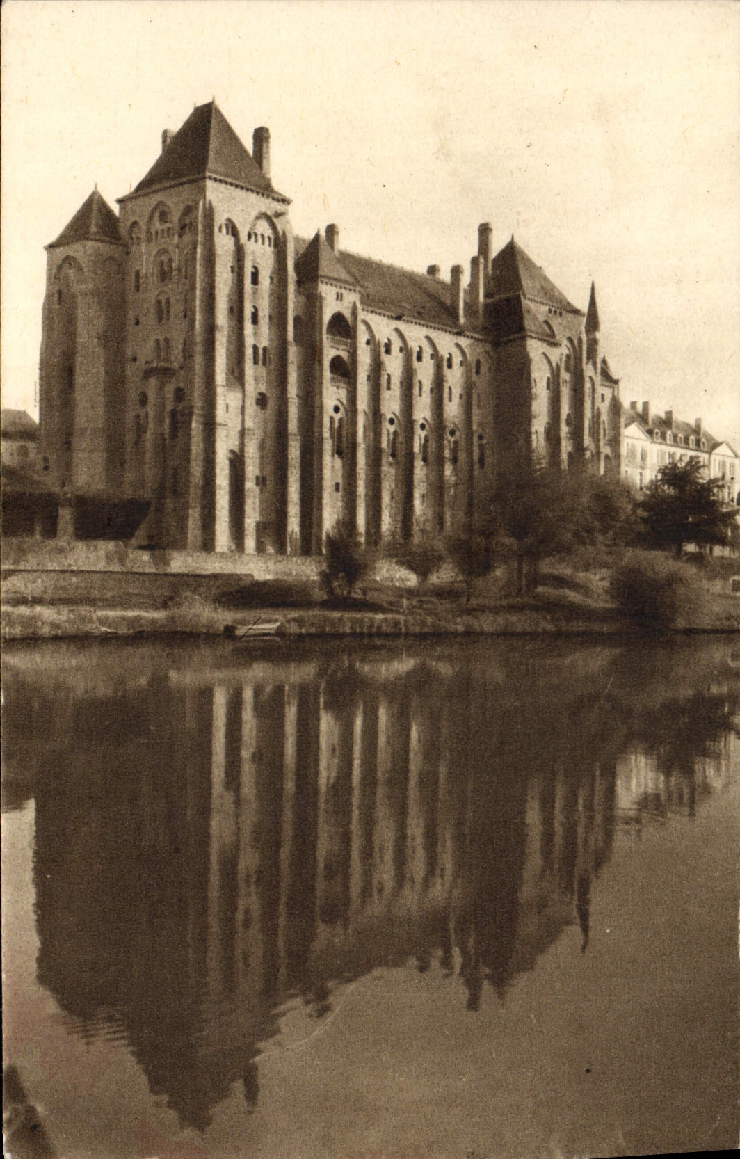 CPA L'Abbaye Saint PIerre De Solesmes Vue du Nord Est