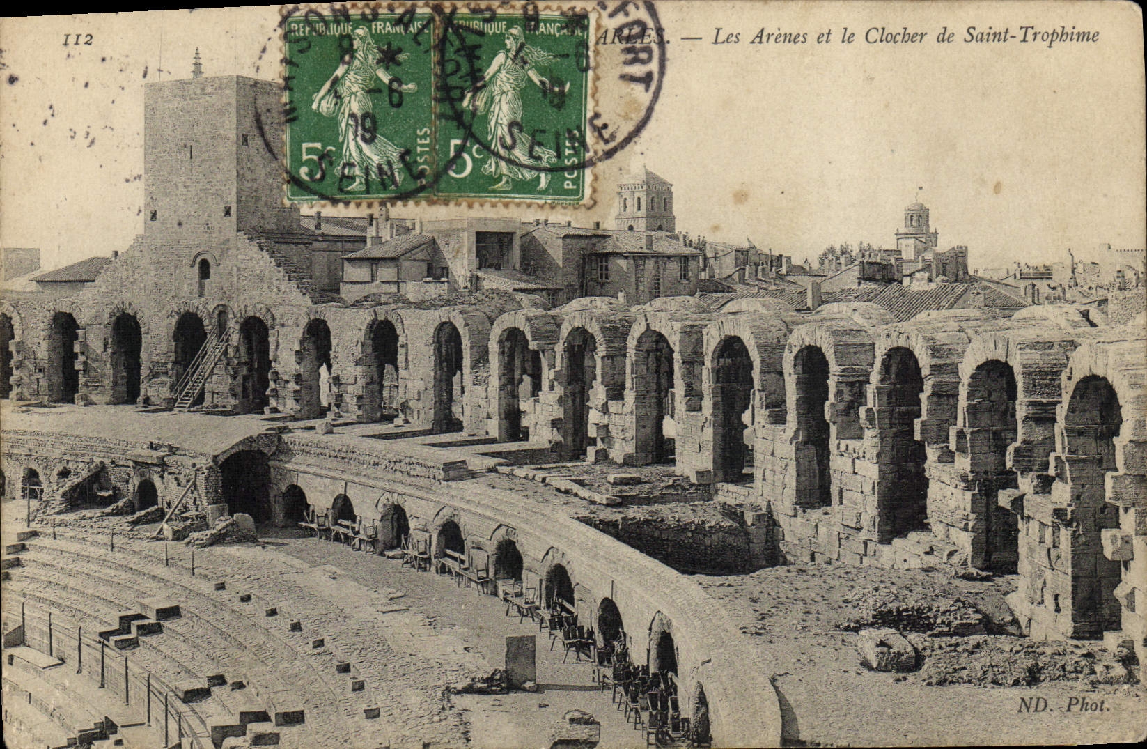 Arles — Les Arènes et le Clocher de Saint-Trophime — ND. Phot.