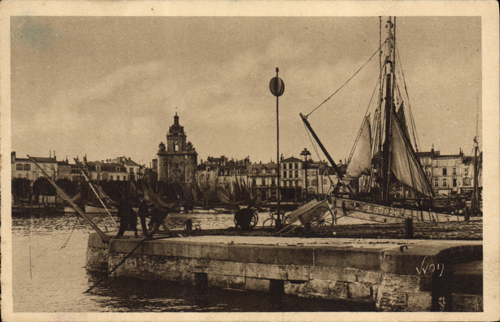 CPA La Rochelle Une Vue Des Quais Bateaux