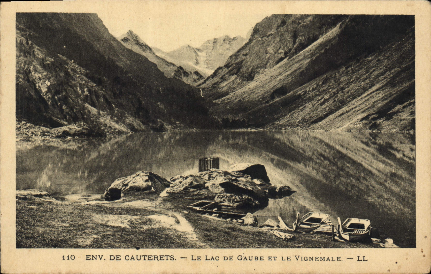 CPA Env De Cauterets Le Lac De Gaube Et Le Vignemale