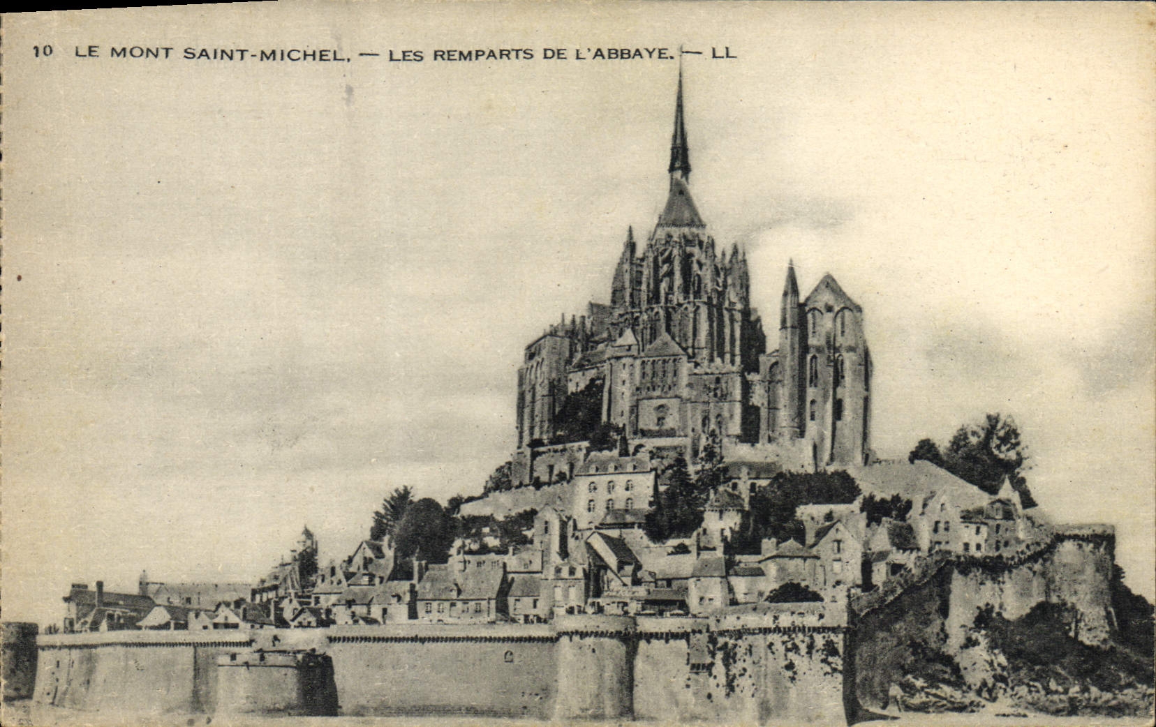CPA Le Mont St Michel Les Remparts De L'Abbaye