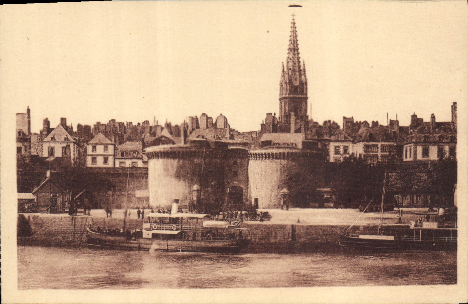 Saint-Malo — Les Quais et la Grande Porte — Éditions Lévy et Secrétieux
