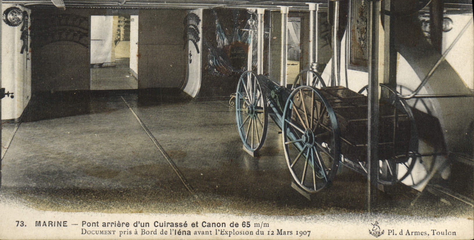 CPA Bateau Marine Pont arriere d'un cuirasse et canon de 65mm Iena