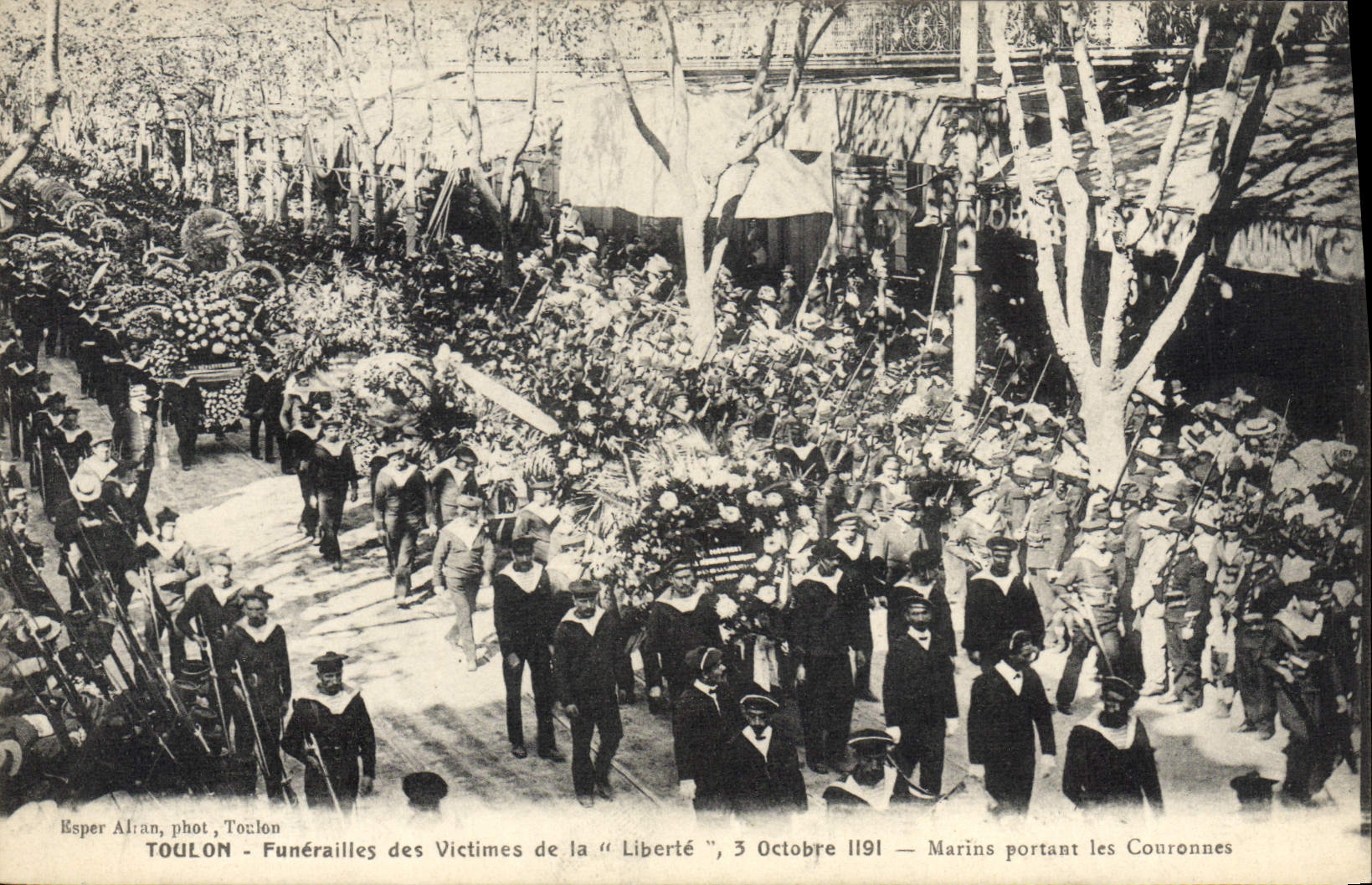 Toulon — Funerali delle Vittime della "Liberté", 3 Ottobre 1911 — Marinai che portano le Corone, fot. Esper Alfran
