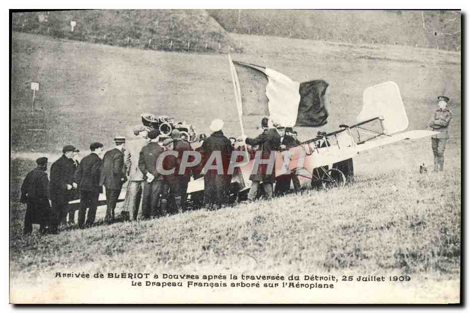 CPA Avion Aviation Arrivee de Bleriot a Douvres apres la traversee du Detroit Le drapeau francais arbore sur l'aeroplane