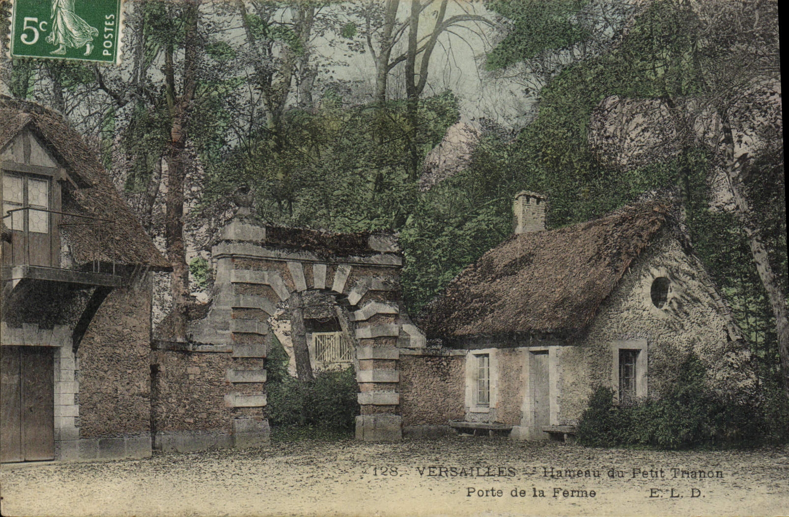 CPA Versailles Hameau du Petit Trianon Porte de la ferme 
