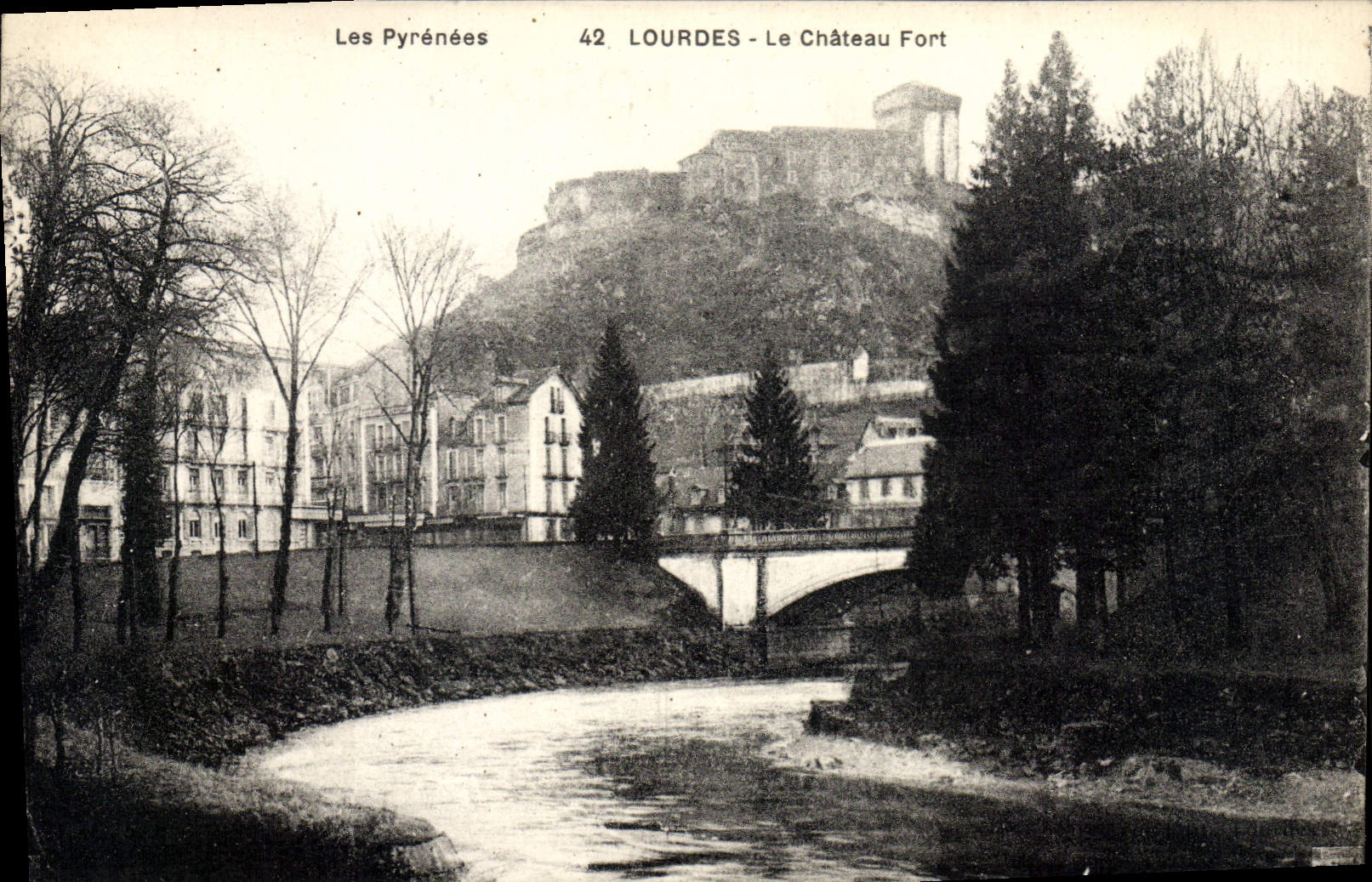 CPA Lourdes Le Chateau Fort