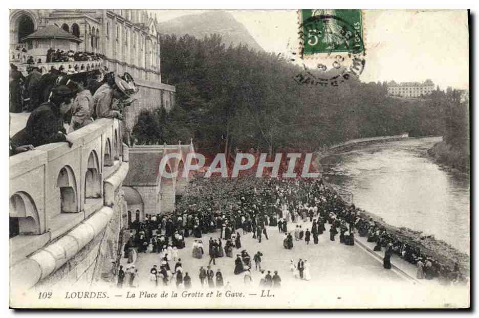 CPA Lourdes La Place de la Grotte et le Gave