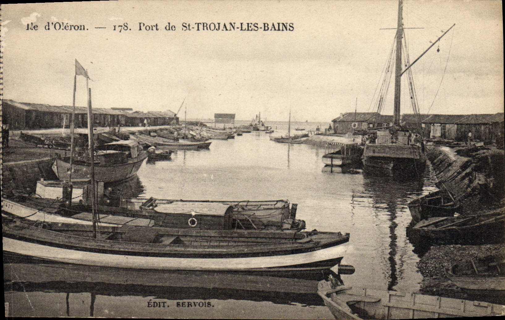 CPA Ile d'Oleron Port de St Trojan Les Bains Bateaux