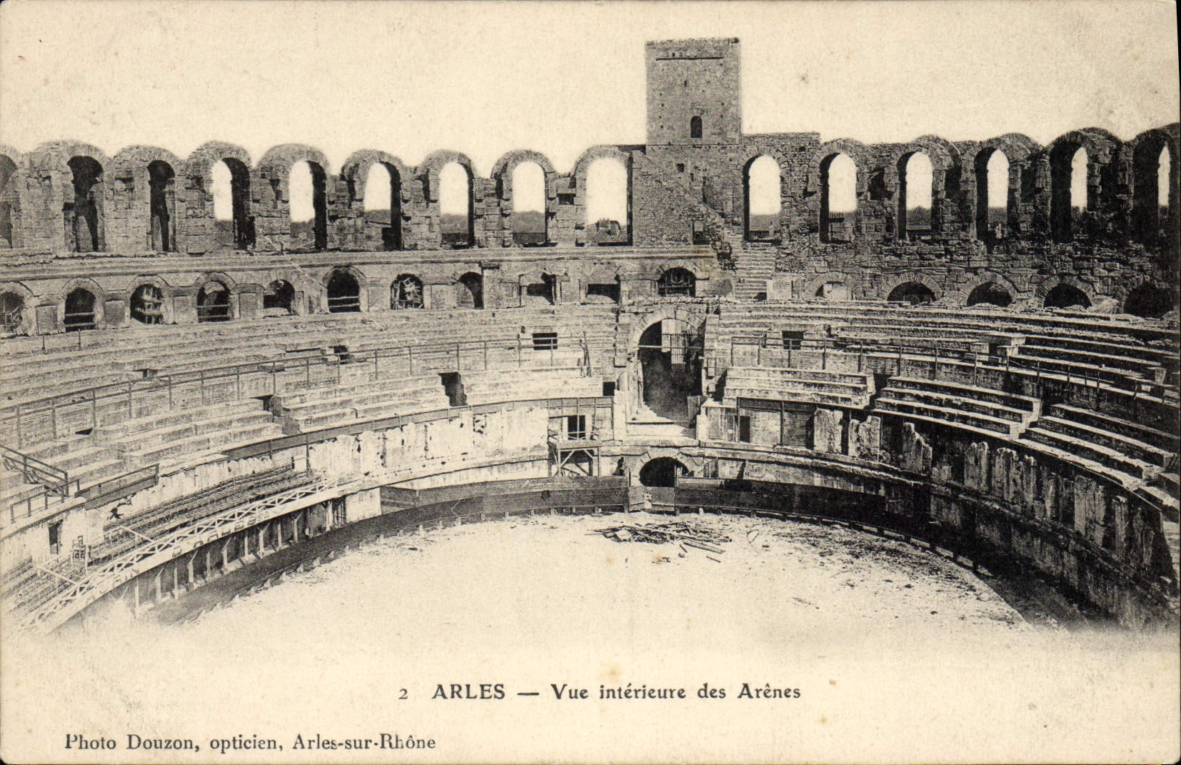 Arles — Vue intérieure des Arènes — Photo Douzoun, opticien, Arles-sur-Rhône