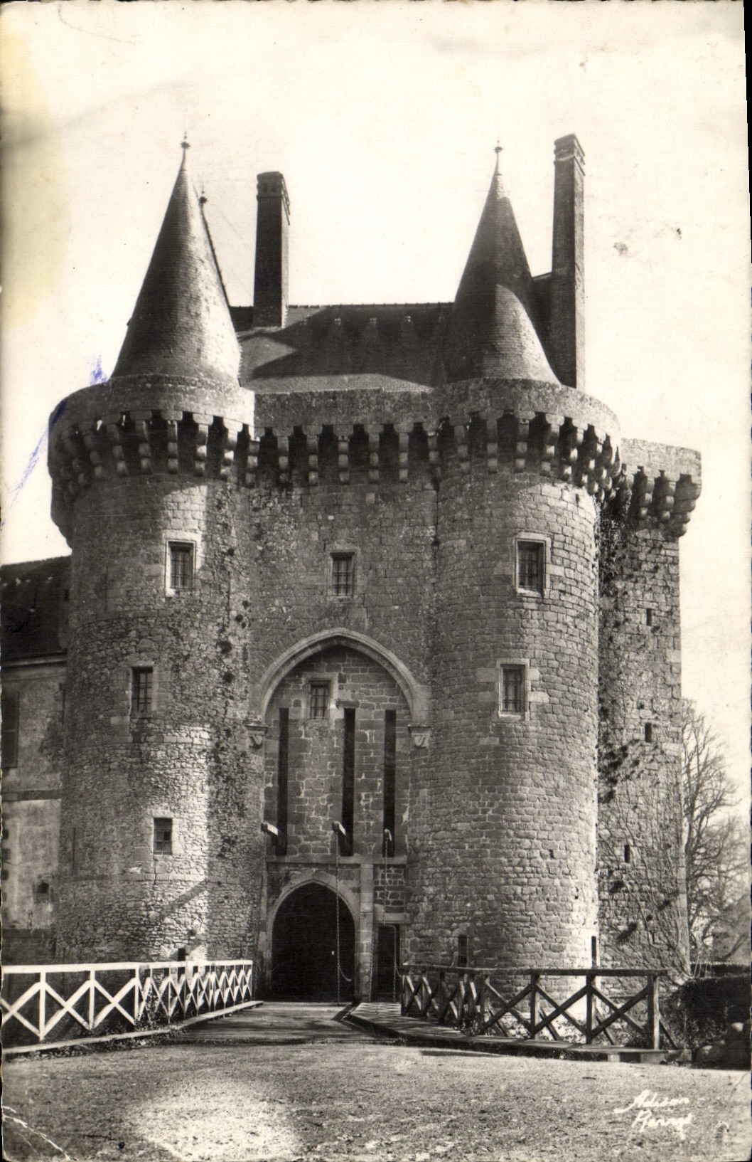 CPM Les Iffs Le chateau de Montmuran Le pont levis 