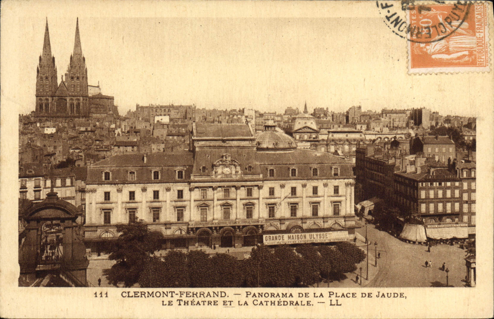 Clermont-Ferrand — Panorama de la Place de Jaude, le Théâtre et la Cathédrale — LL