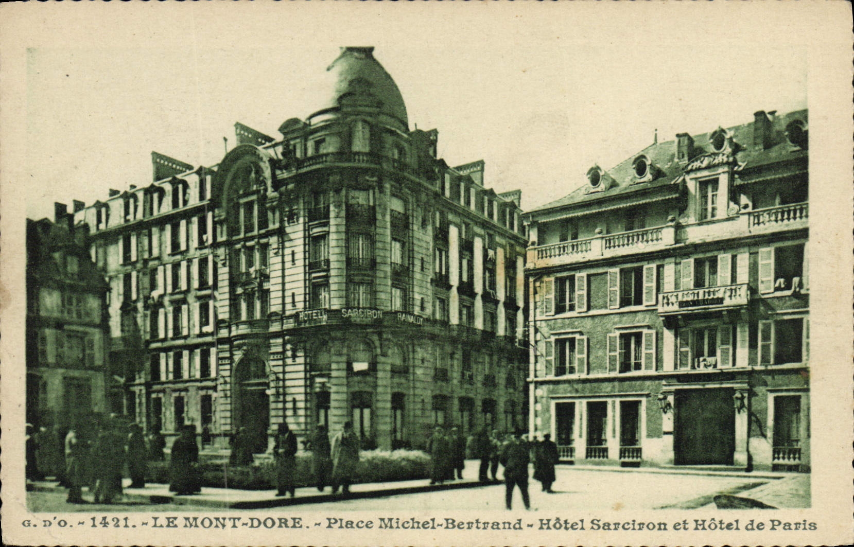 CPA Le Mont Dore Place Michel Bertrand Hotel Sarciron Et Hotel De Paris
