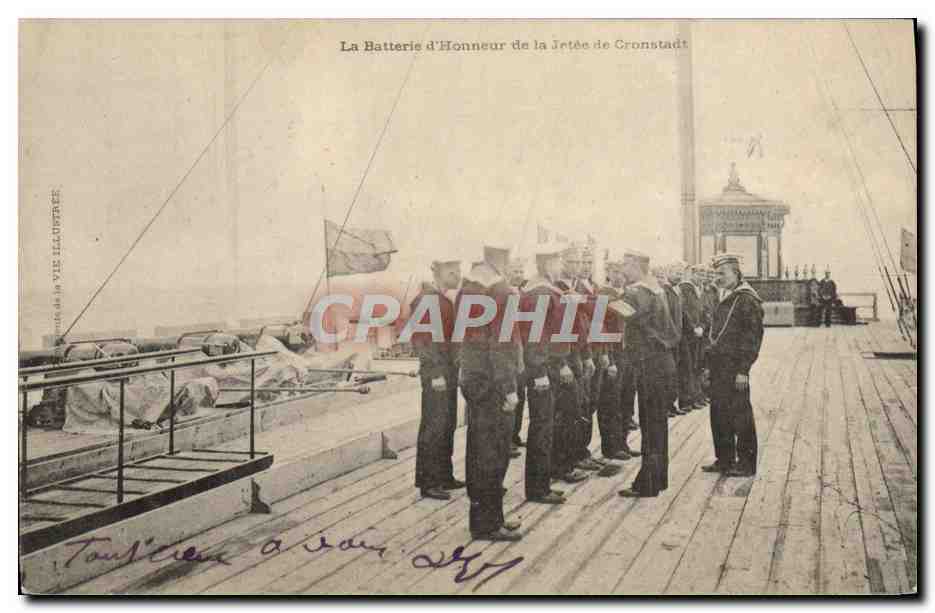 CPA Bateau La batterie d'honneur de la jetee de Cronstadt 