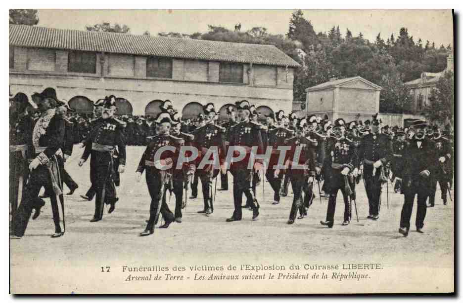 CPA Bateau Funerailles des victimes de l'explosion du cuirasse Liberte Arsenal de terre Les amiraux suivent le President